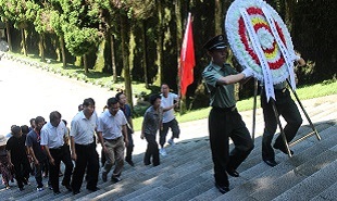 采訪團前往烈士陵園