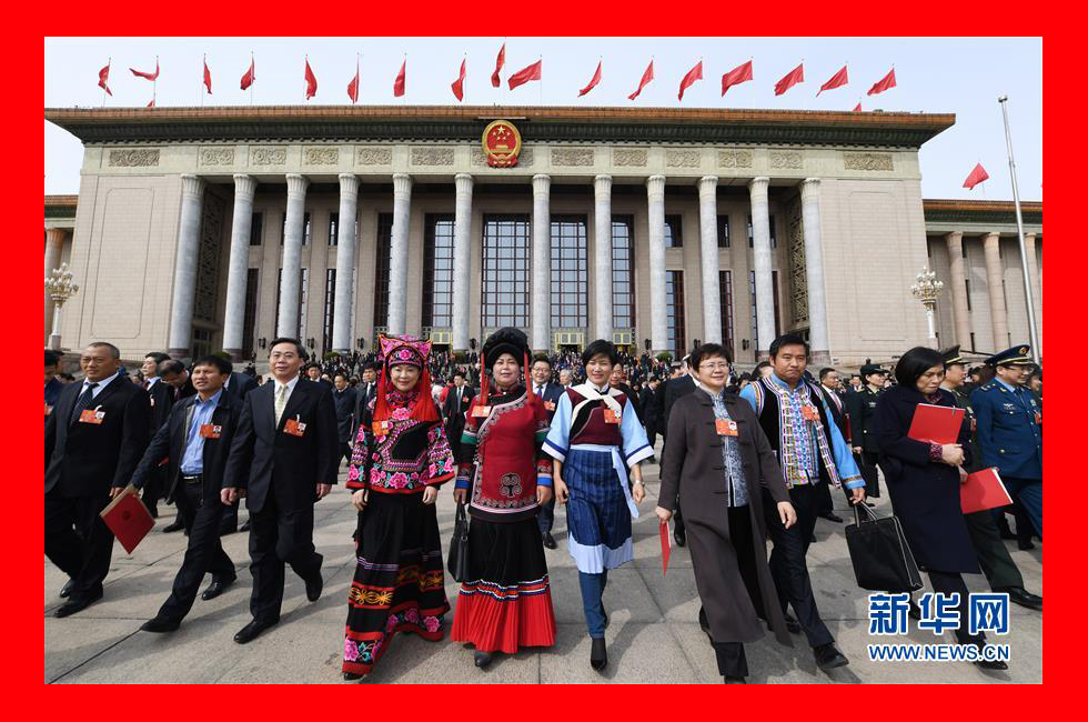 3月20日，第十三屆全國人民代表大會第一次會議閉幕會。這是會后，代表走出人民大會堂。