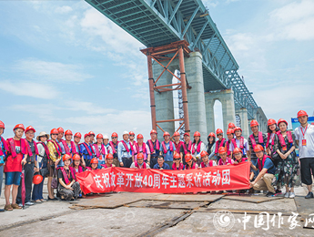 采訪公鐵大橋建設指揮部并在建設中的公鐵大橋上合影