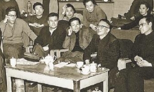 1963年4月2日，老舍（前排右二）觀看《茶館》排練后與演職人員交談