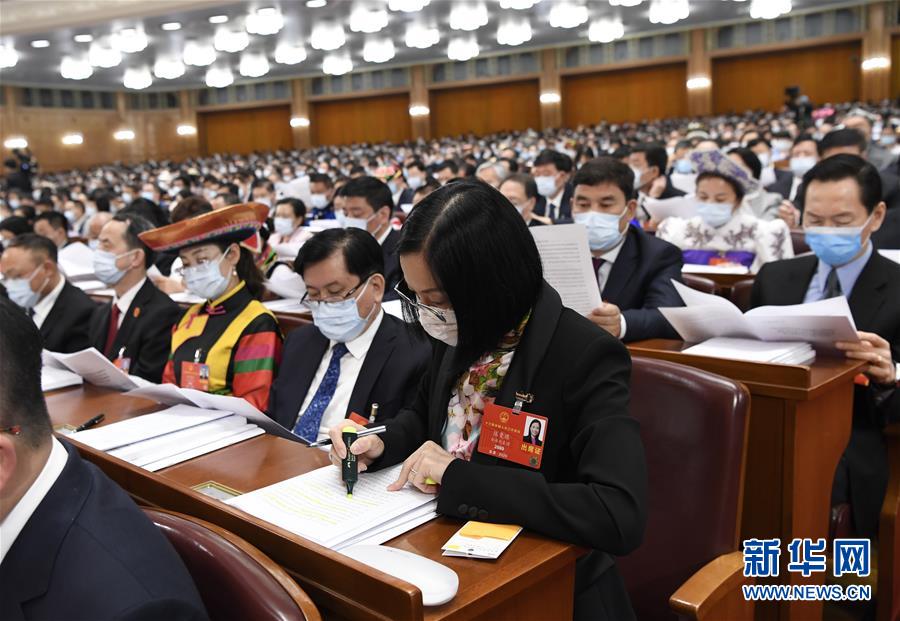 5月22日，第十三屆全國(guó)人民代表大會(huì)第三次會(huì)議在北京人民大會(huì)堂開(kāi)幕。這是代表們?cè)谡J(rèn)真聽(tīng)會(huì)。