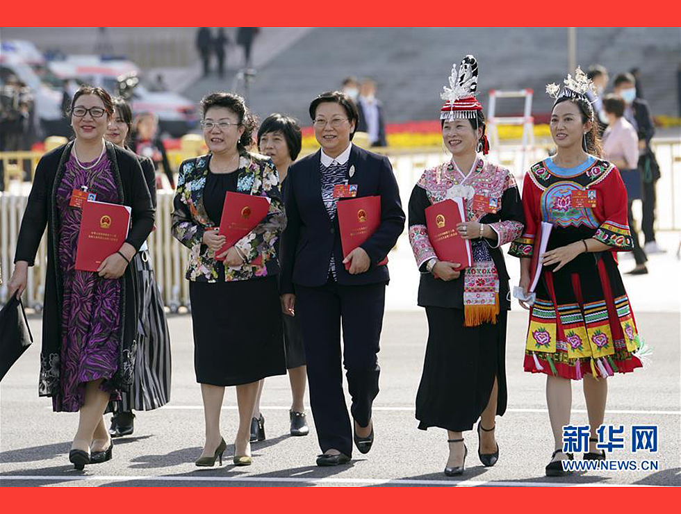 5月28日，十三屆全國人大三次會議在北京人民大會堂舉行閉幕會。閉幕會后，代表走出人民大會堂。