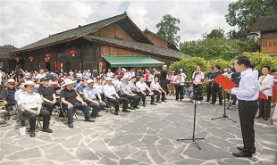 中國作家“深入生活 扎根人民”新時代文學實踐點授牌儀式在花垣縣雙龍鎮(zhèn)十八洞村精準坪廣場舉行。