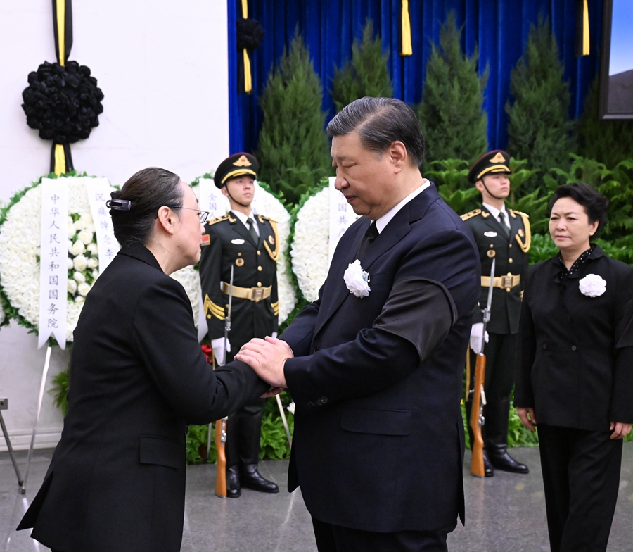 11月2日，李克強(qiáng)同志遺體在北京八寶山革命公墓火化。習(xí)近平、李強(qiáng)、趙樂際、王滬寧、蔡奇、丁薛祥、李希、韓正等前往八寶山送別，胡錦濤送花圈表示哀悼。這是習(xí)近平與李克強(qiáng)親屬握手，表示深切慰問。 新華社記者 謝環(huán)馳 攝