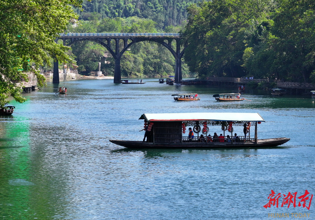 花垣縣邊城鎮(zhèn)，游客乘坐拉拉渡過河。