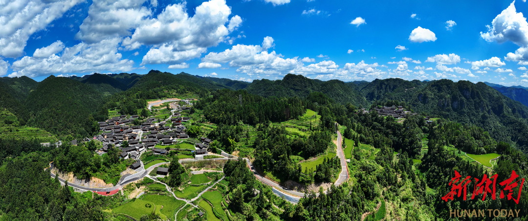 藍天白云下的花垣縣雙龍鎮(zhèn)十八洞村。