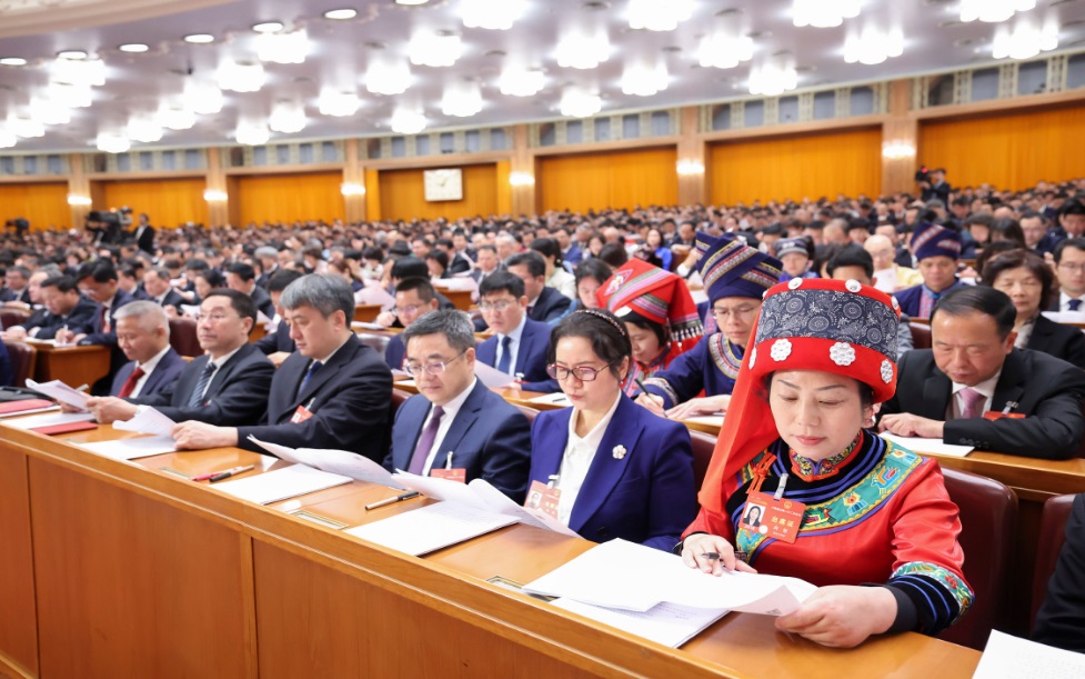 3月8日，十四屆全國(guó)人大二次會(huì)議在北京人民大會(huì)堂舉行第二次全體會(huì)議。這是代表們?cè)谡J(rèn)真聽會(huì)。新華社記者 劉衛(wèi)兵 攝