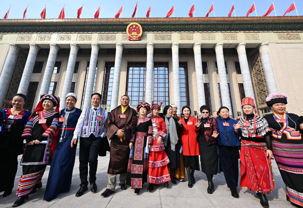 3月10日，中國(guó)人民政治協(xié)商會(huì)議第十四屆全國(guó)委員會(huì)第二次會(huì)議在北京人民大會(huì)堂舉行閉幕會(huì)。這是閉幕會(huì)后，委員們走出人民大會(huì)堂。新華社記者 陳曄華 攝